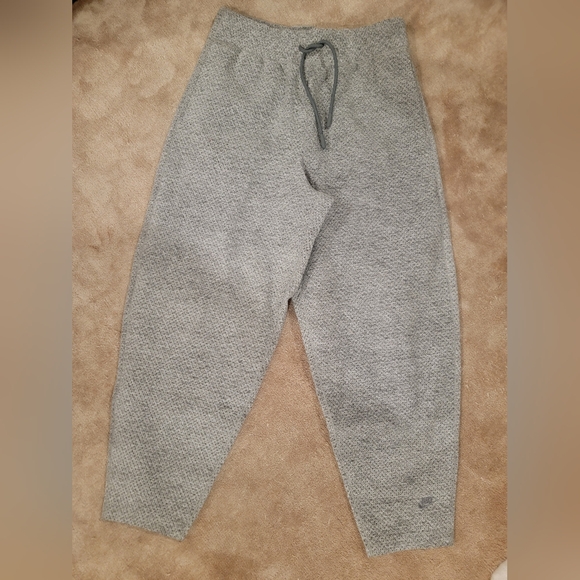 NIKE LOOSE FIT/HIGH RISE THERMA FIR PANTS SIZE XS - Picture 1 of 7